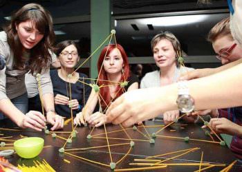 Hấp Dẫn Và Thú Vị Với Các Trò Chơi Team Buiding Trong Nhà