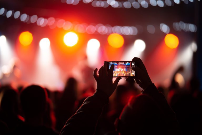 Liveshow Là Gì? Các Loại Hình Liveshow Phổ Biến &Amp; Hướng Dẫn Tổ Chức Liveshow Chuyên Nghiệp Từ A–Z