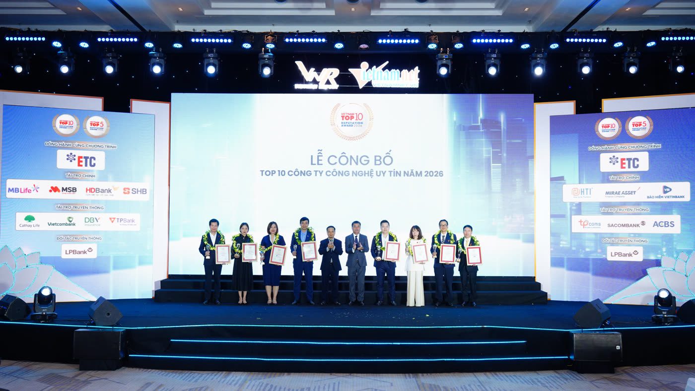 Ban Tổ Chức Trao Kỷ Niệm Chương Vinh Danh Top 10 Công Ty Công Nghệ Uy Tín Năm 2026