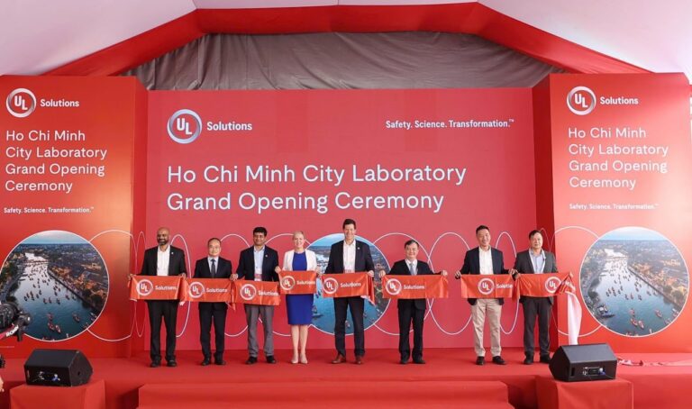Lễ Khai Trương Cơ Sở Thử Nghiệm Mở Rộng UL Solutions Việt Nam Tại TP. Hồ Chí Minh Nghi Thức Cắt Băng Khai Trương Cơ Sở Thử Nghiệm Mở Rộng Ul Solutions Việt Nam Của Ban Lãnh Đạo Và Đại Biểu